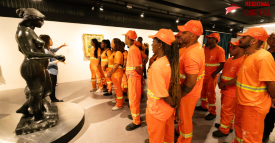 Garis t?m encontro com a arte em exposi??o de Renoir